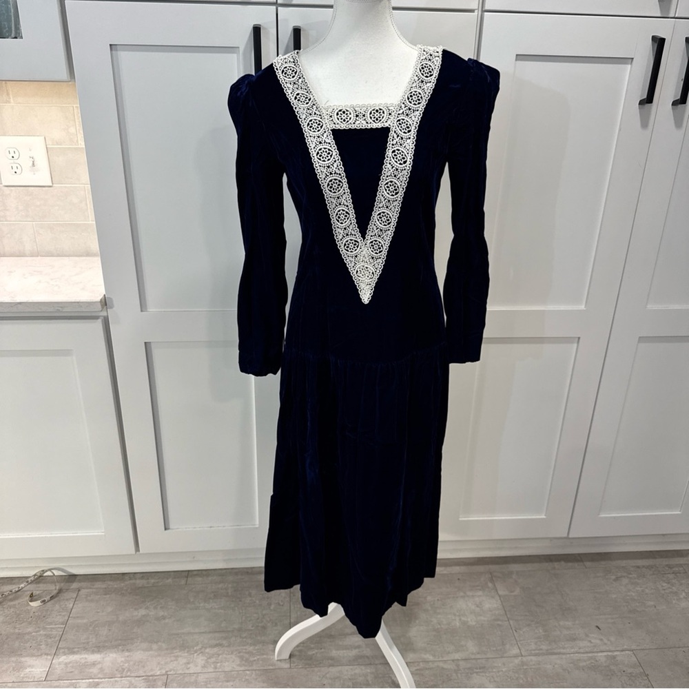 Vintage gunne sax Jessica McClintock Navy Blue Velvet Dress with Lace Detail 9